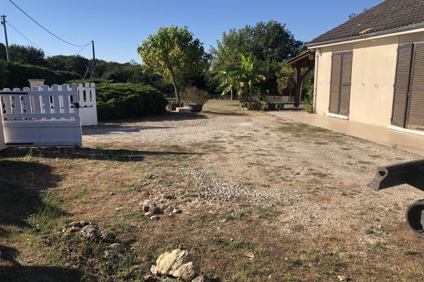 Cours devant de maison